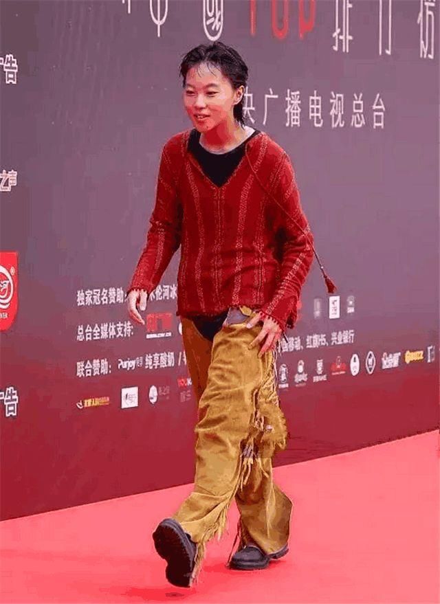 辣眼睛的穿着，不愧是王菲的女儿，这样穿走红地毯第一次见