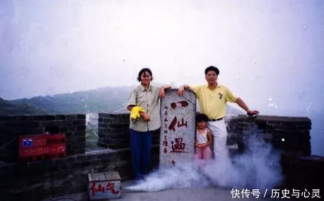 七十年代老照片：大城市里也有些人开始像西方一样，穿着比较开放