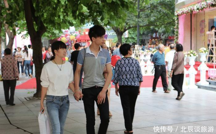 情侣旅游住酒店时，碰巧遇到警察查房怎么办？如何证明是清白的？