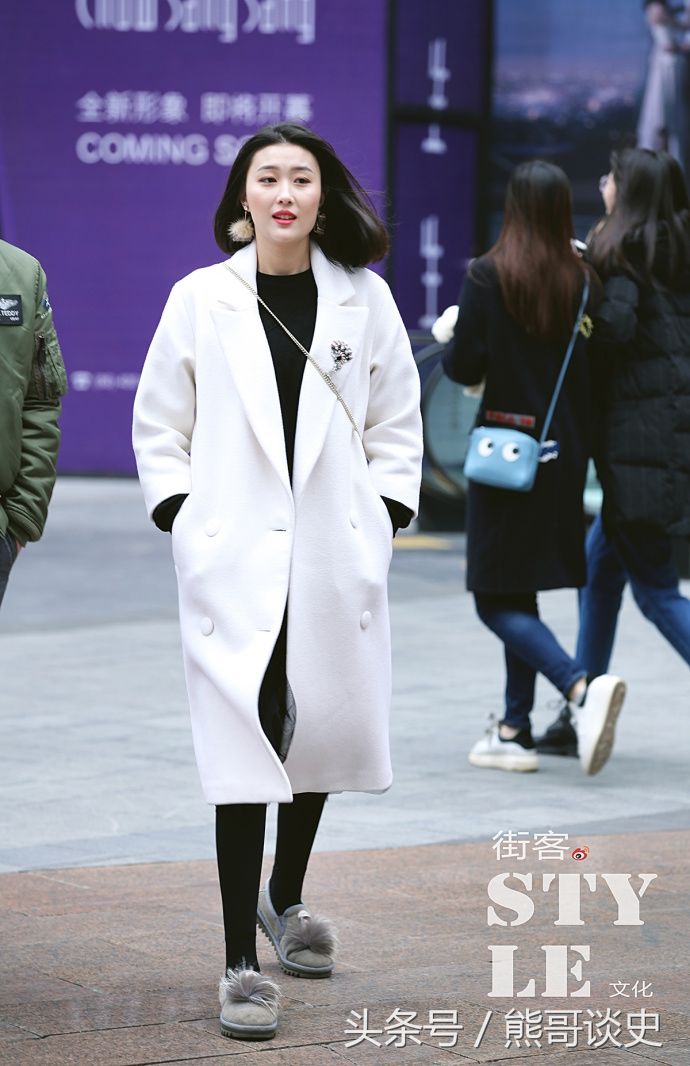 重庆街拍，黑色皮大衣搭配黑色紧身裤，可美丽可酷帅系列!