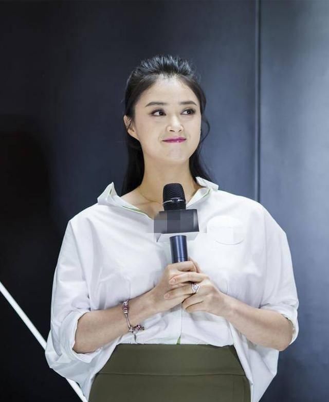  「女人」胸大的女人，穿白衬衣要记住这3“点”，不然廉价显很俗气