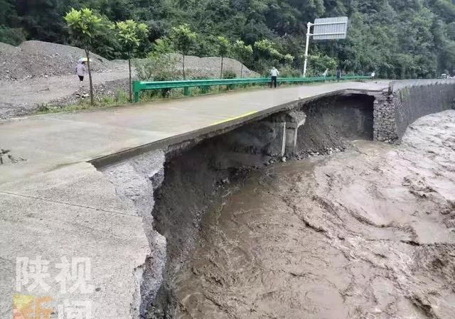 今日入中伏 降雨仍持续！汉中多地暴雨导致道路中断 桥梁冲毁 居
