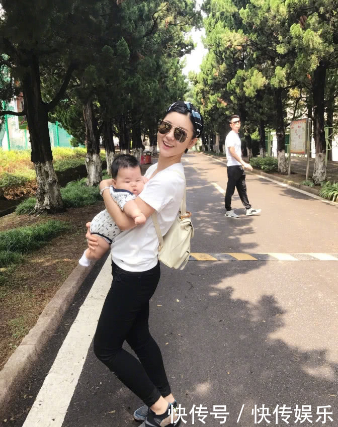 看了林心如抱娃的姿势,再看李小萌的,网友:谁是