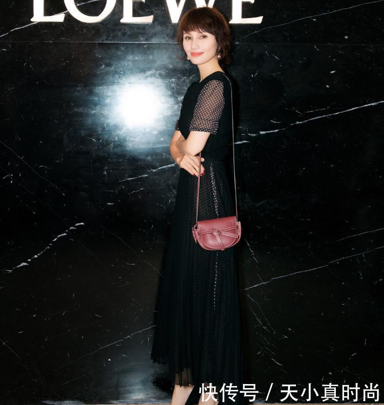 40岁袁泉穿纱裙像小15岁，但眼妆意外亮了，回眸的时候不敢看！