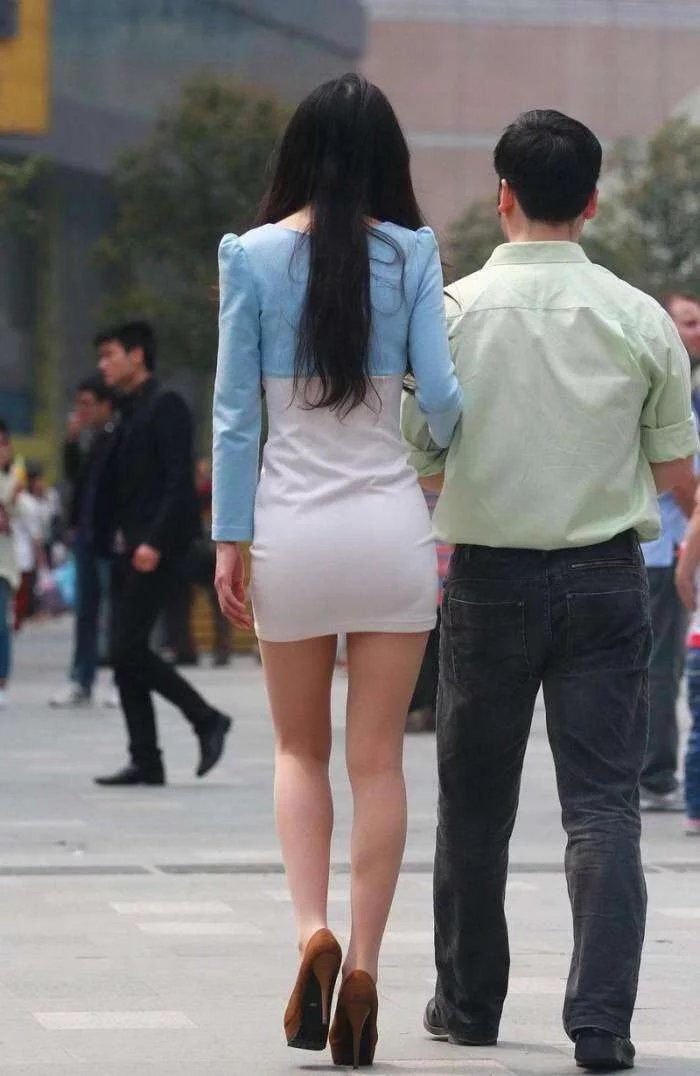 包臀裙的少妇,勾勒紧致好身材