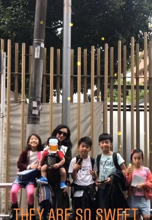 张柏芝:张柏芝大方与二儿子同学合影接地气,三儿子同框出镜很惊喜