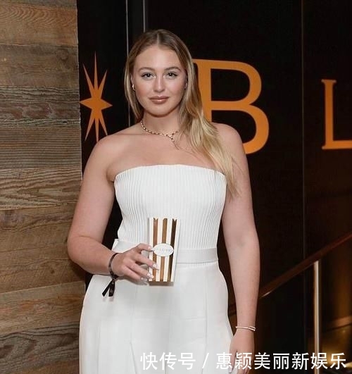  「Iskra」欧美模特Iskra Lawrence，身穿白色连衣裙，尽显时尚风