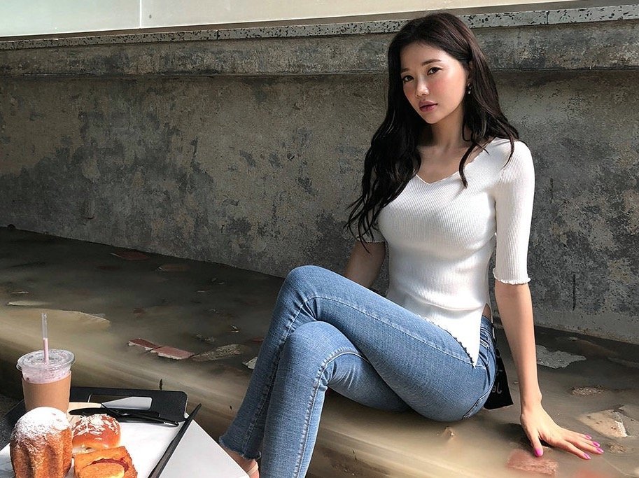 身穿紧身衣的小可爱，身材凹凸有致，展现女神性感妩媚！