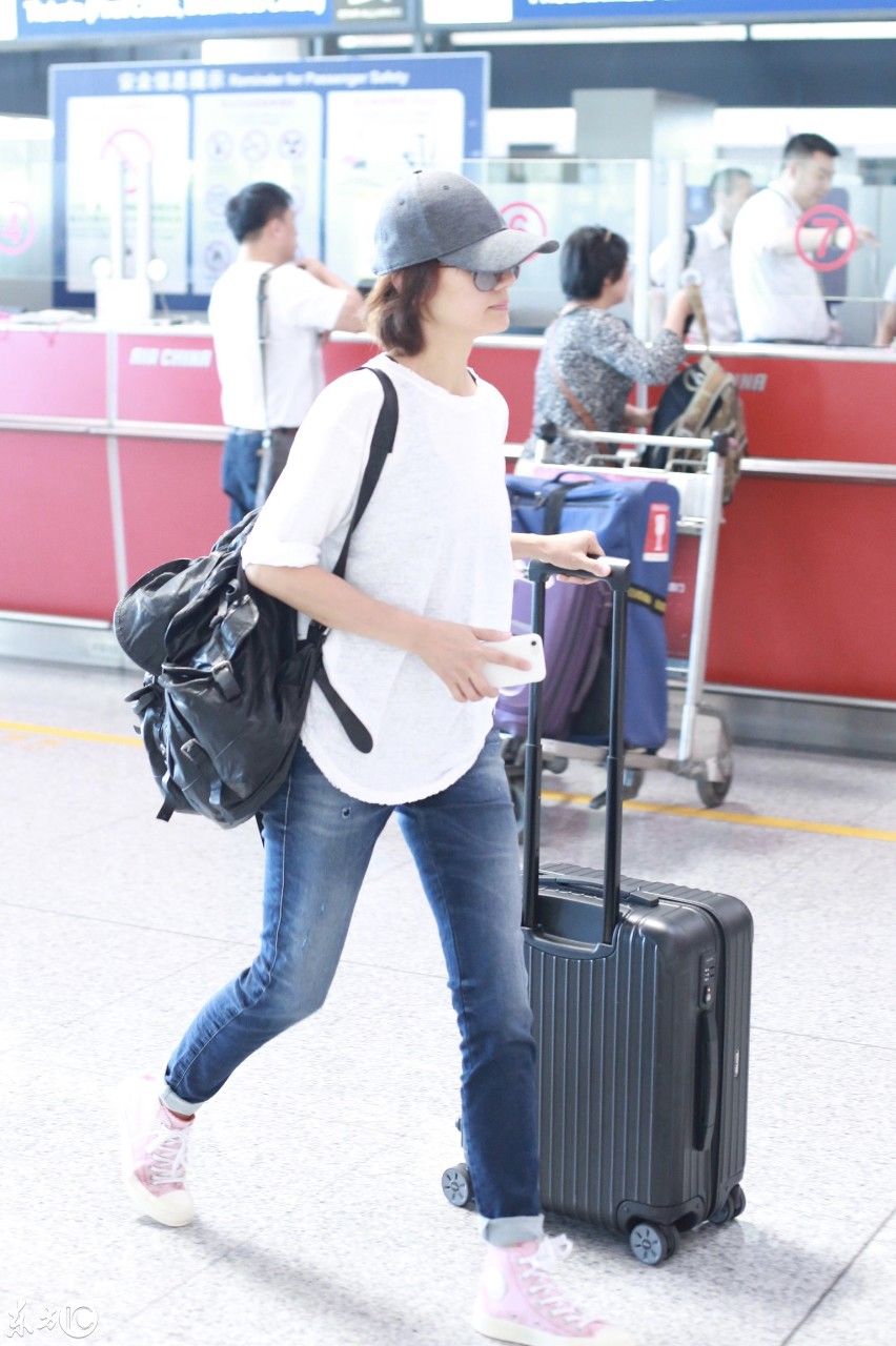袁泉穿白色T恤搭配蓝色牛仔裤现身机场，穿的鞋子尽显满满少女心