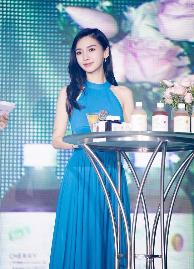 大长腿既视感!Angelababy露肩连体衣叠穿半裙，是时尚辣妈没错了