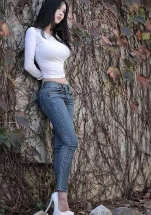 知性小姐姐紧身牛仔裤紧绷的勒痕女人味十足,赚足了眼球