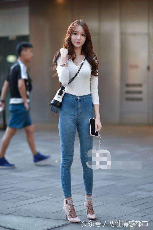 路人街拍，一件修身的露脐装，让姑娘看上去性感十足，妩媚十足