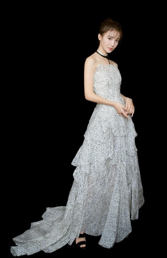 金晨穿着丝质套装成功变脸，整容了？网友说：低配版古力娜扎！