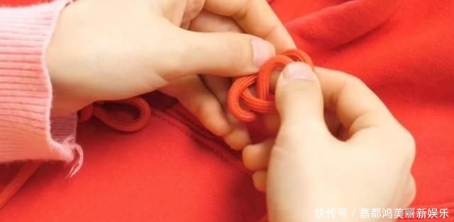  漂亮：今年最流行的卫衣绳子打结法，既漂亮又个性，方法简单一学就会！