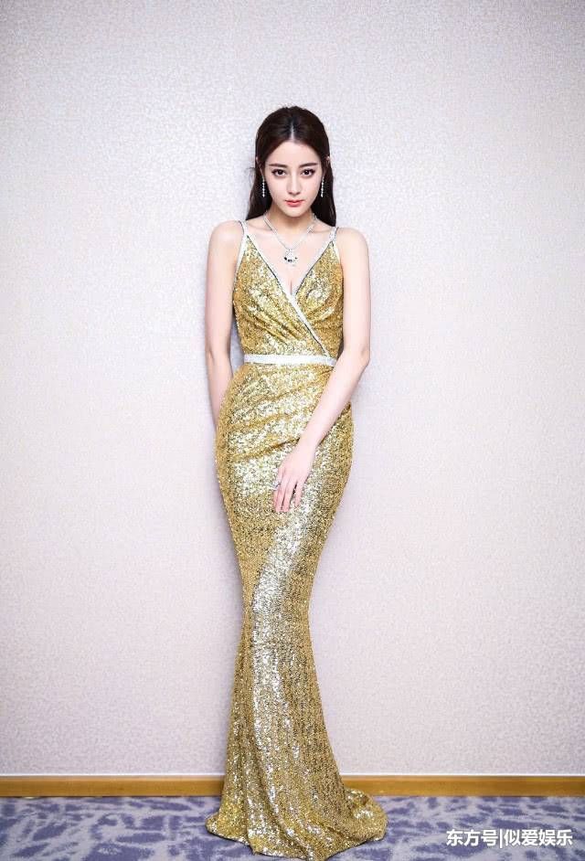 她颜值不输关晓彤,新剧上线却被吐槽像弱智,穿搭时尚靓丽!