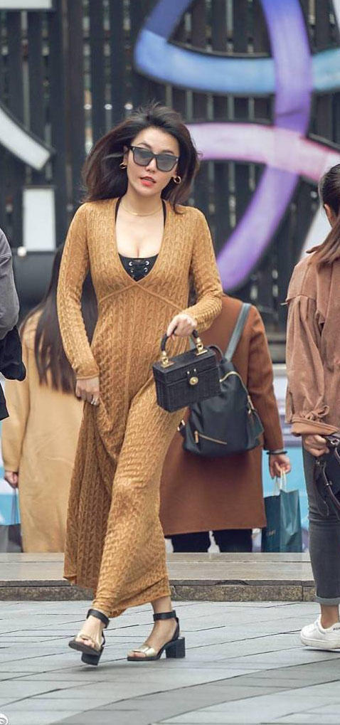 成熟小姐姐穿紧身连衣裙勾勒出丰满圆润的上围，身材火辣风情万种