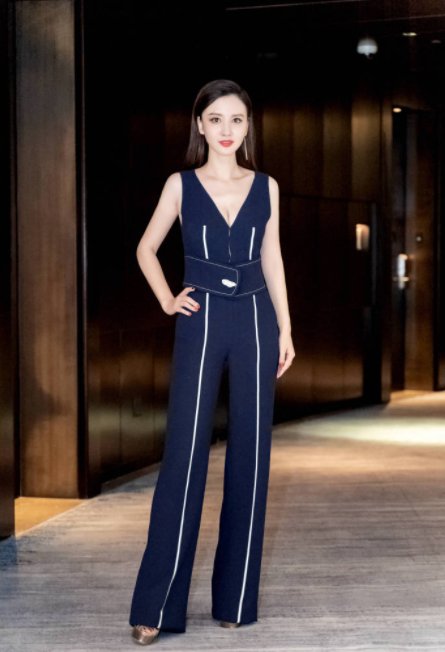 张萌活动随拍，与身俱来的性感魅力，满满的女人味