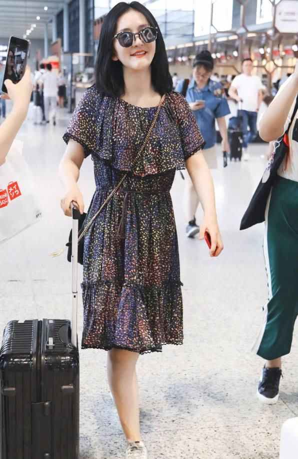 谢娜穿碎花裙想穿出少女范儿，却被束腰带出卖了产后发福的身材！