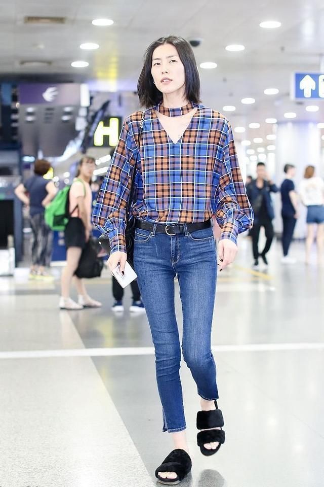 178的刘雯和173的关晓彤，同穿拖鞋走机场，气质差距却不止5厘米