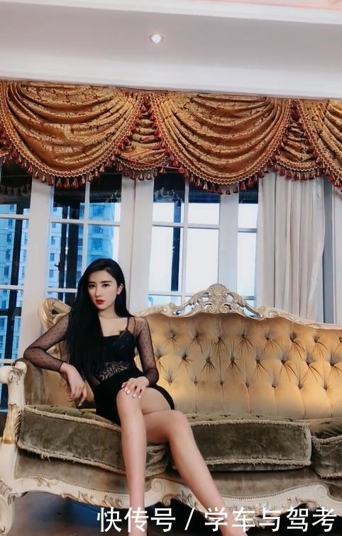 『 美女』还能驾驭什么风格,成熟跟可爱的穿搭都可以驾驭