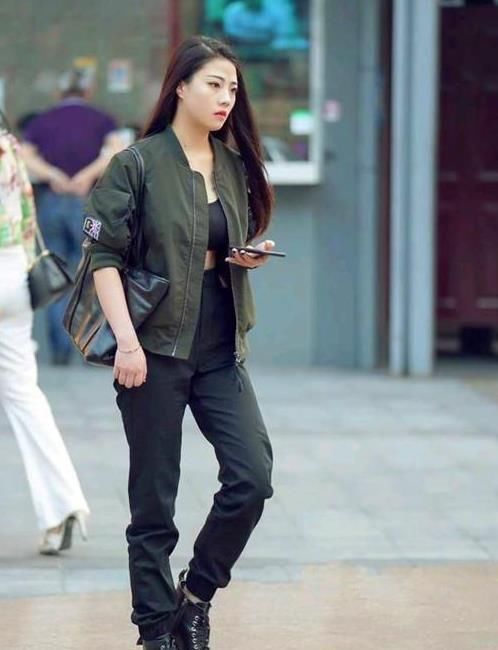  『短袖』养眼女神街拍：一笑千金的小姐姐，一件白色短袖配牛仔裤，青春靓丽迷人