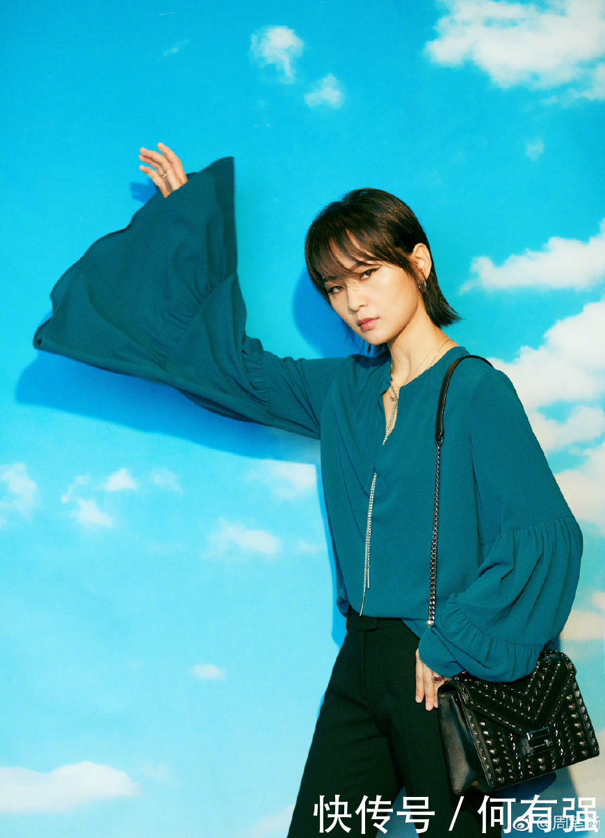 杨幂周笔畅同框,穿波点连衣裙的杨幂竟然输了,网友:真的尴尬了