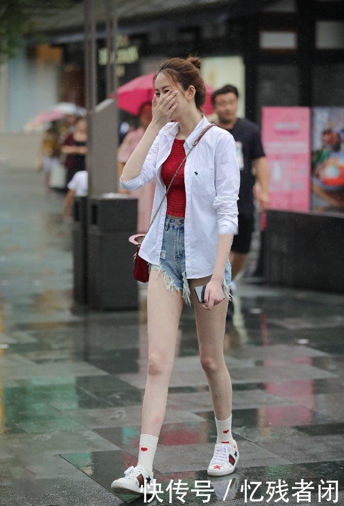 『 美腿』满屏幕的高挑美腿！惹人爱！，街拍：小姐姐白色衬衣搭配牛仔短裤