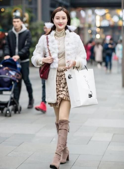  #毛绒#街拍：皮肤白皙的美女，一件白色毛绒外套配百褶裙，时尚气质高雅