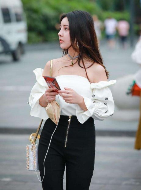 街拍：小姐姐一条紧身牛仔裤，就把女人全部的妩媚性感给展现出来