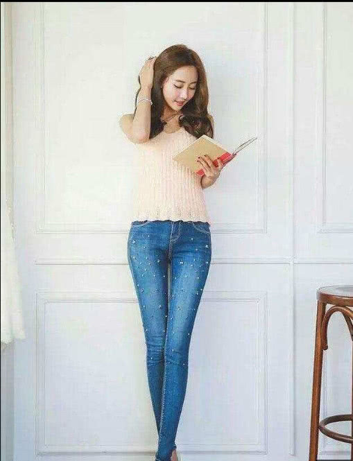 紧身裤让你柔美曲线与翘臀很显魅力，时髦更凸显时尚