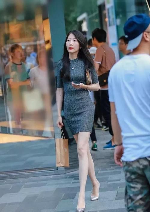  「牛仔」街拍：小姐姐高腰的牛仔短裤穿起来超级的显腿长，美极了
