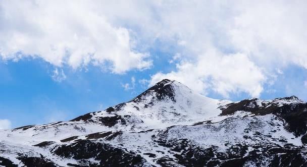 有谁知道红军当时翻越的第一座雪山，现在是什么样子？