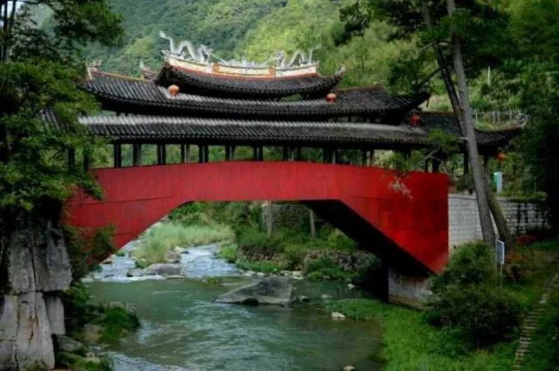 这一处隐藏在深山里的避暑胜地,满足了你对夏日的全部想象。