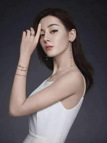  『女人』50岁的女人想要散发高级贵妇感，最好少戴黄金，建议佩戴这三种！
