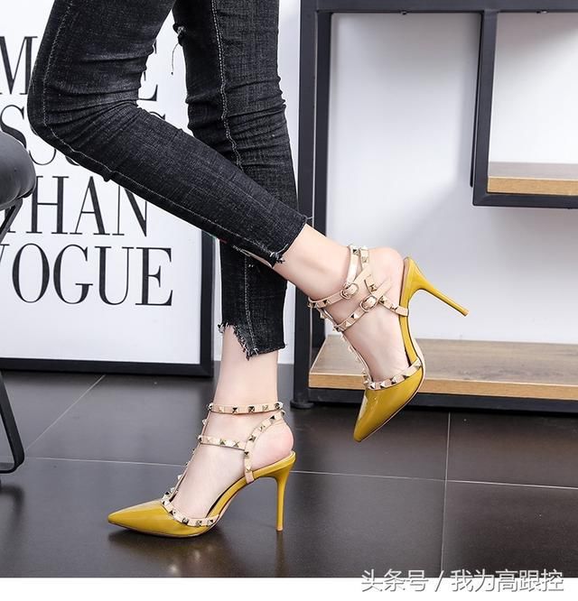 方锥铆钉布置于丁字式扣带上的性感高跟鞋