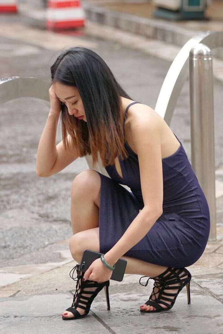小姐姐的身材太好，蹲下的一瞬间让人移不开眼