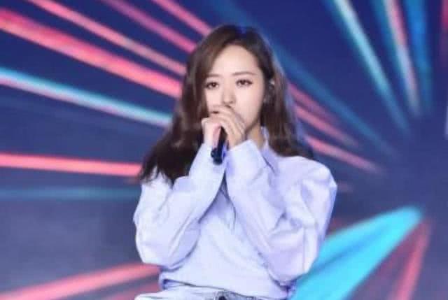 张靓颖穿了两条裙子登台献唱，网友调侃：为了防走光也是拼了！