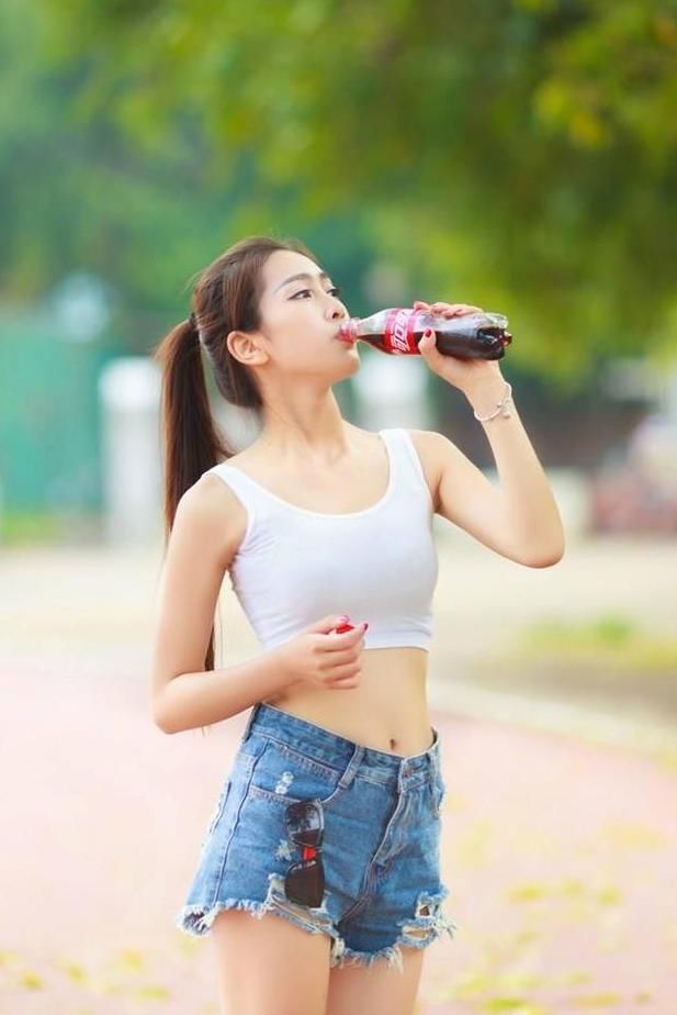 街拍高挑牛仔热裤美女，完美的大长腿纤细修长