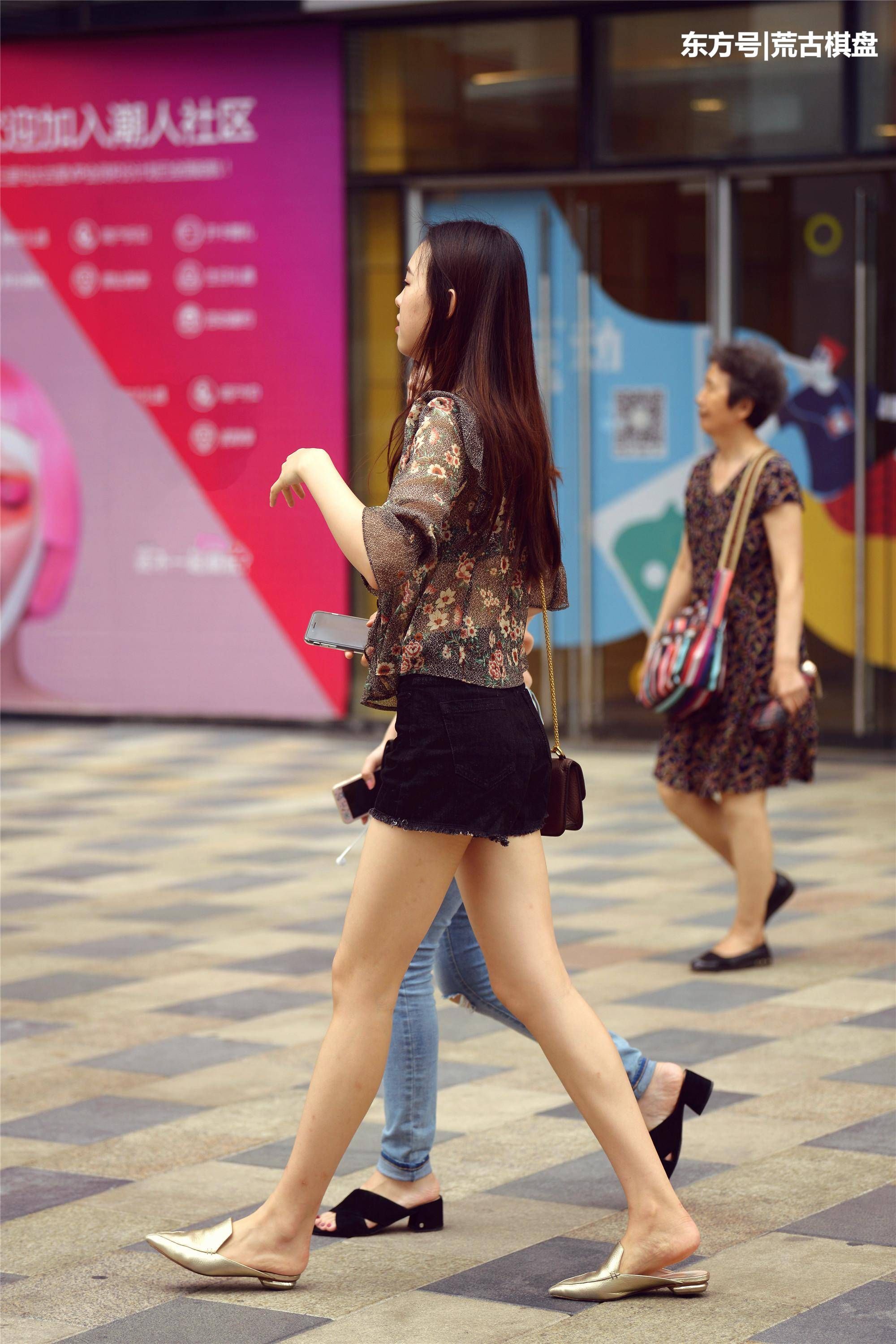 有一位身材高挑，模样俊俏的闺蜜，你愿意和她一起逛街吗?