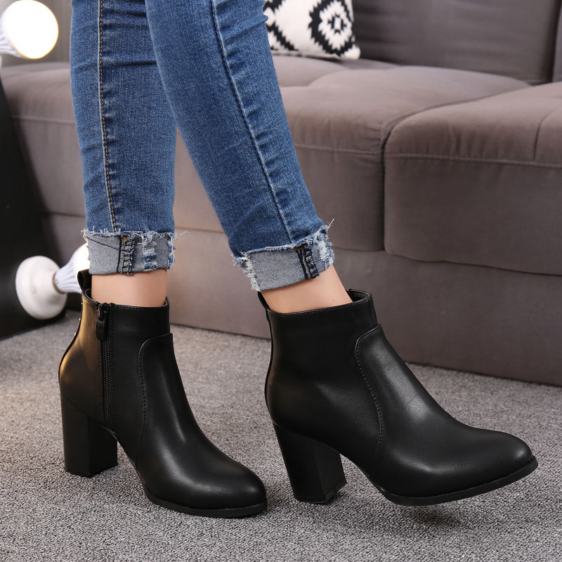 入秋了!大衣+马丁靴搭出欧美范，40岁女人这样穿，简直万人迷