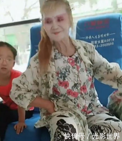 老奶奶化妆后出门，上了公交车后，让人尴尬的事情发生了