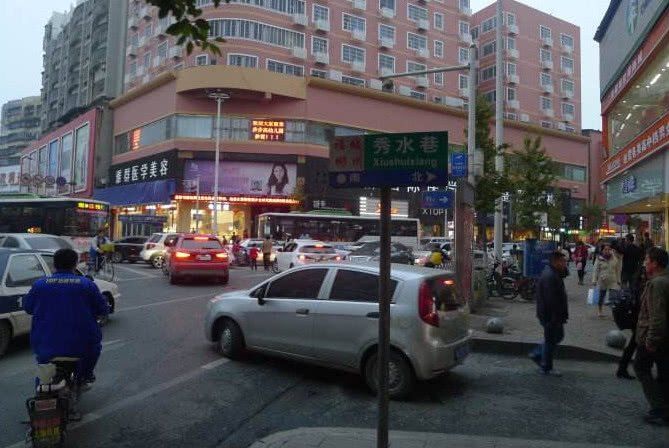 这个城市的火车免费坐,老外见到后惊讶不已,却不去尝试