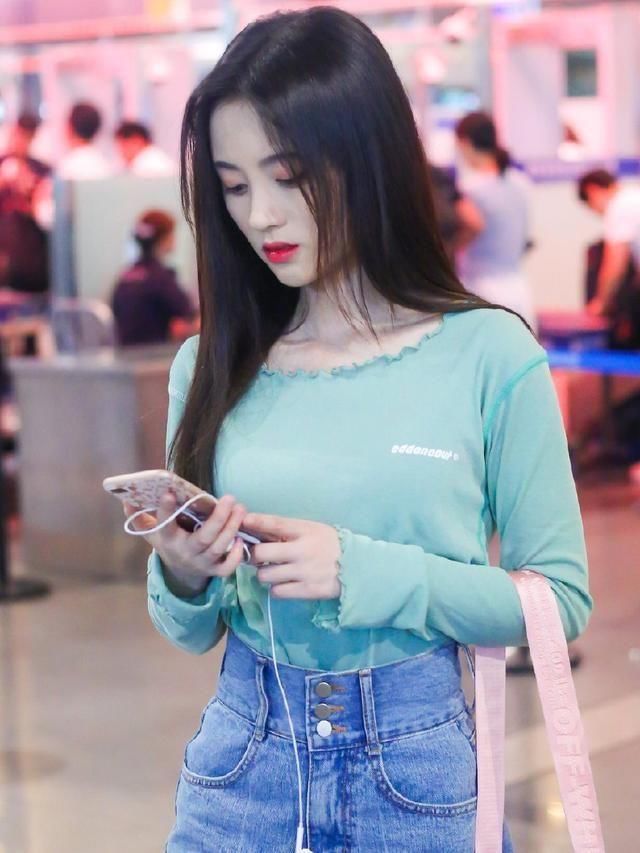 鞠婧祎酷爱短裤，最喜欢的还是安全裤莫属，网友:越来越会撩人了