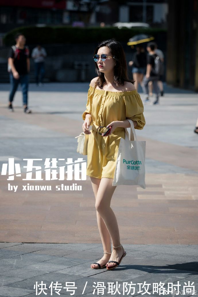 路人街拍:女生闺蜜逛的街,两人腿都好修长,穿短裙气质十足!