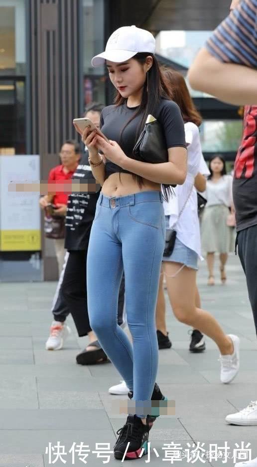 清纯萌妹露脐紧身衣蛮腰健美,牛仔裤穿出纤纤玉腿!