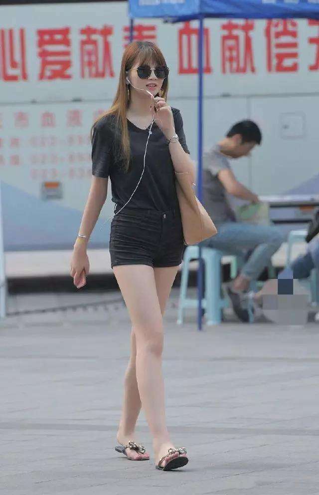 东莞街拍 性感火辣身材的长腿 是让人爱不释手 美的令人羡慕!