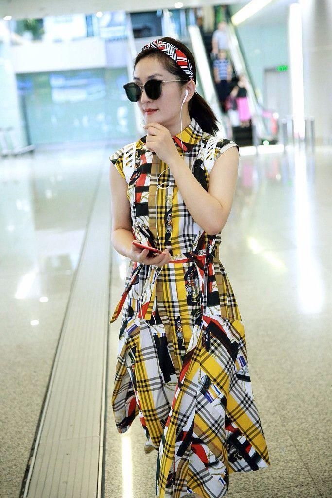 谢娜只是绑了一根发带,少女感都凹出来了,穿格子裙很显年轻!