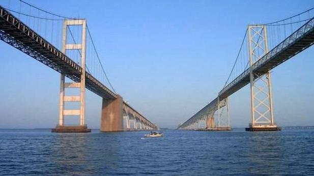 国外最“吓人”大桥，65米高不设路肩，发生意外就会坠入大海