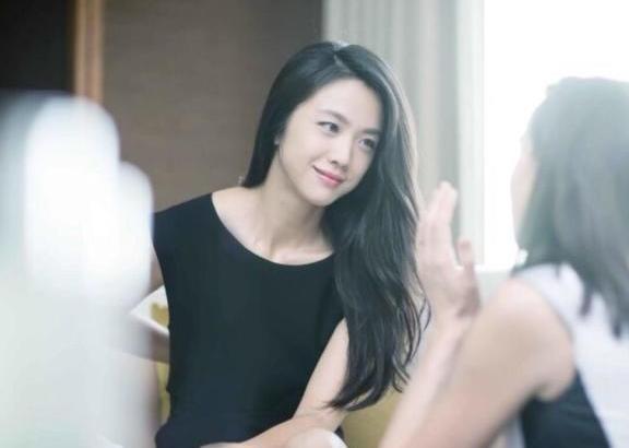 汤唯素颜高级脸，不化妆还是敢上街，网友：素颜美过刘亦菲！