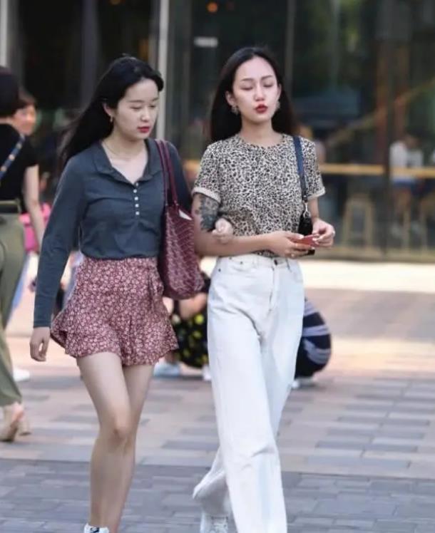 「身材」街拍:身材高挑的美女,一件白色的连衣裙,时尚唯美好身姿